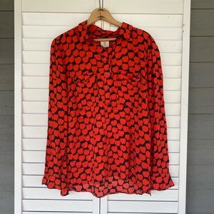 Fitted boyfriend apple shirt by gap.